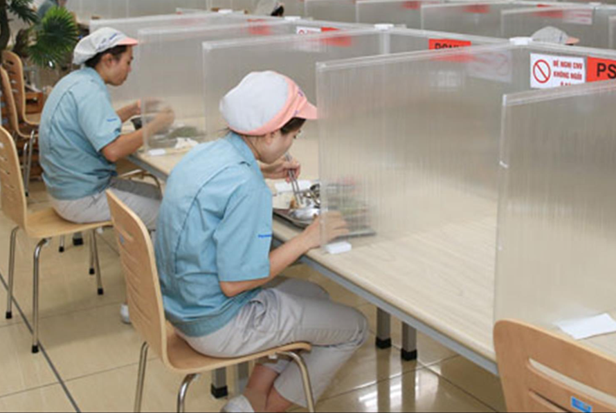 Phòng ăn được bố trí vách ngăn, giãn cách tại một DN trong KCN. Ảnh: Nguyễn Quang