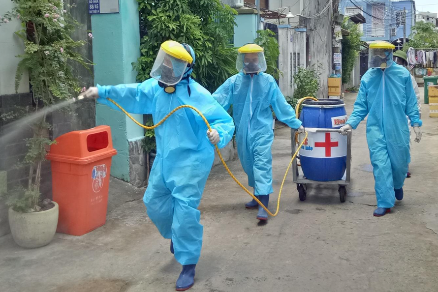 Lực lượng y tế tiến hành khử khuẩn vùng tâm dịch tại Khu phố 4 (phường Tân Thuận Tây). Ảnh: Ðại Dương