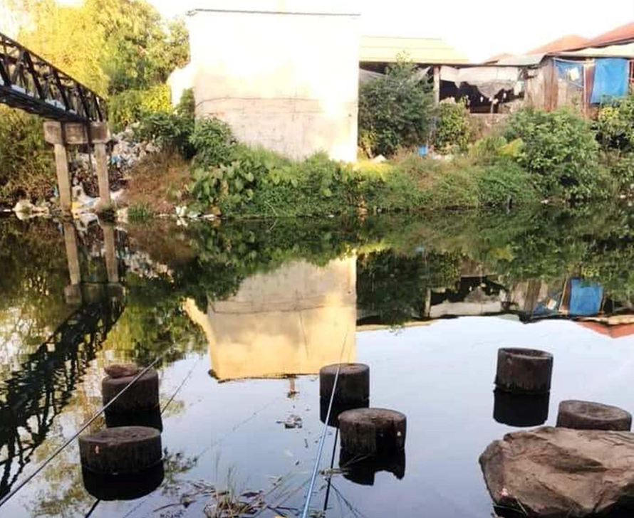 Sông Thừa Lưu chứa đầy rác thải, trong khi nguồn nước của con sông nhỏ này lại dùng cấp cho Nhà máy nước Chân Mây 