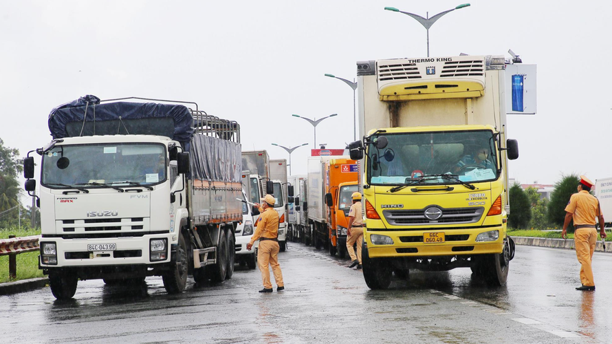 Hàng trăm xe tải ùn ứ kéo dài tại điểm tập kết hàng hoá