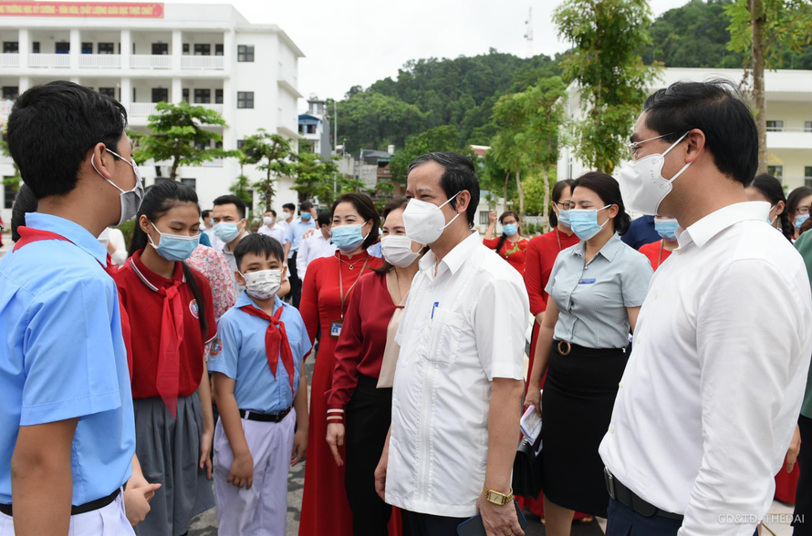 Bộ trưởng GD&ĐT Nguyễn Kim Sơn thăm một trường học tại Lào Cai