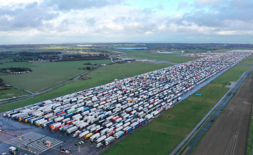 Hàng loạt xe tải xếp hàng ở sân bay Manston của Anh ngày 22/12/2020 để chờ được qua eo biển Manche. (Ảnh: CNN)