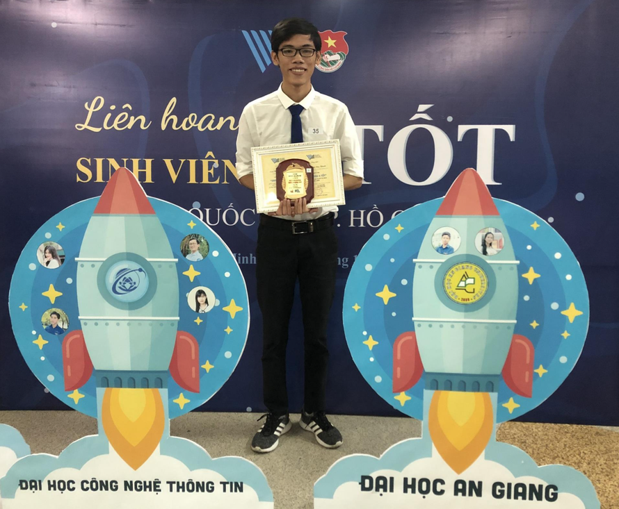 Nguyễn Duy Khanh nhận danh hiệu “Sinh viên 5 tốt” cấp ĐHQG TPHCM 