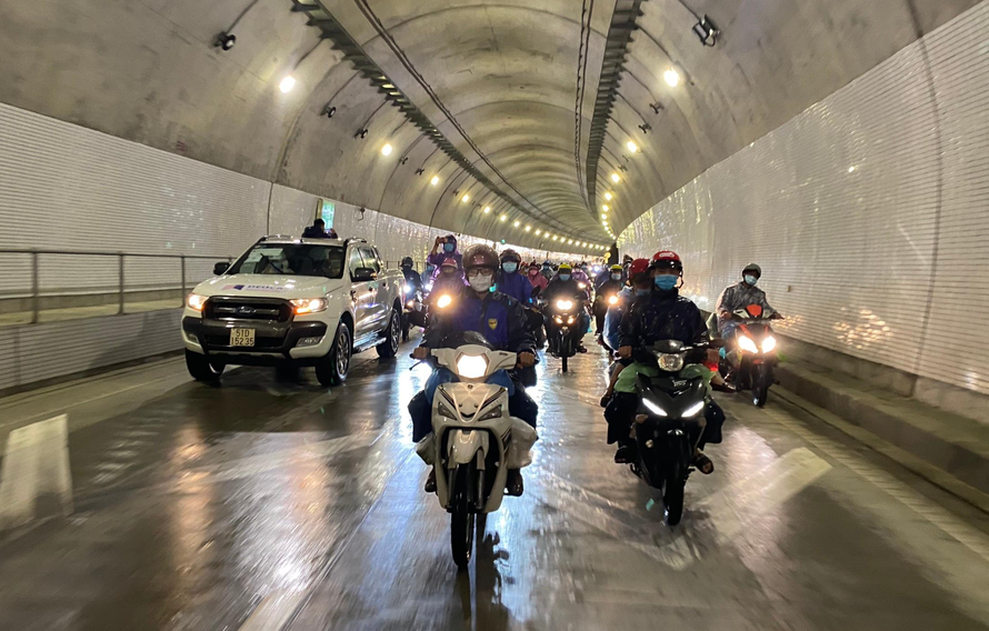Mở hầm Hải Vân cho gần 1.000 người đi xe máy về quê tránh dịch