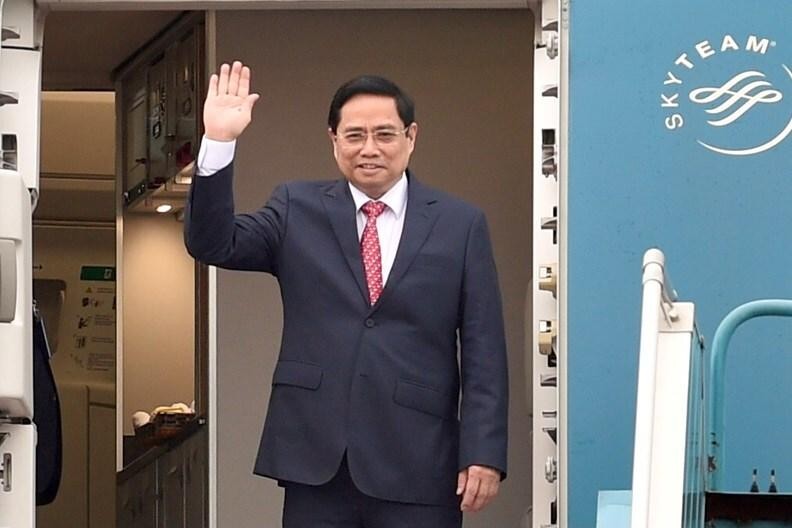 Thủ tướng Chính phủ Phạm Minh Chính dẫn đầu đoàn đại biểu cấp cao Việt Nam rời Hà Nội, lên đường tham dự Hội nghị lần thứ 26 các bên tham gia Công ước khung của Liên Hợp Quốc về biến đổi khí hậu (COP26), thăm làm việc tại Vương quốc Anh, thăm chính thức nước Cộng hòa Pháp (Ảnh: VGP)