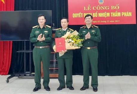 Thiếu tướng Dương Văn Thăng và Thiếu tướng Chu Văn Đoàn trao quyết định bổ nhiệm Thẩm phán Cao cấp và chúc mừng Thượng tá Phạm Minh Khôi, Chánh án Tòa án Quân sự Thủ đô Hà Nội