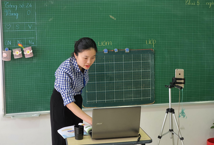 Giáo viên dạy học trong khu cách ly tại Hà Tĩnh 