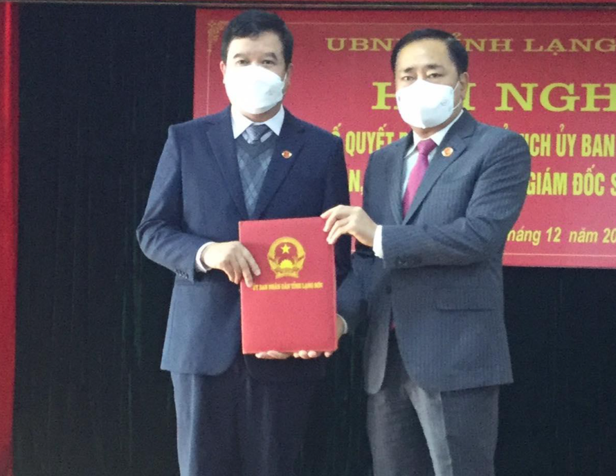 Chủ tịch UBND tỉnh Lạng Sơn Hồ Tiến Thiệu (bìa phải) trao quyết định cho tân Giám đốc Sở Tài chính Lạng Sơn Nguyễn Quốc Toàn. Ảnh: Duy Chiến