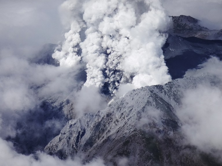[ẢNH] Cận cảnh núi lửa Nhật Bản phun trào