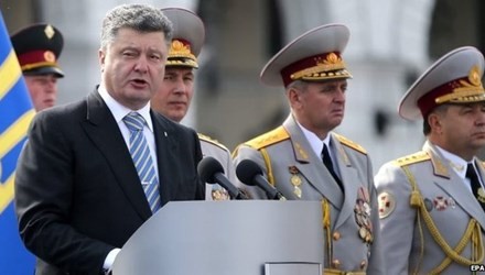 Tổng thống Poroshenko quyết định tổ chức bầu cử sớm vào ngày 26/10 tới.