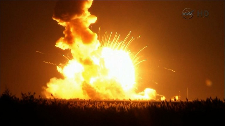 [ẢNH] Tên lửa đẩy của Mỹ nổ rực cả vùng trời