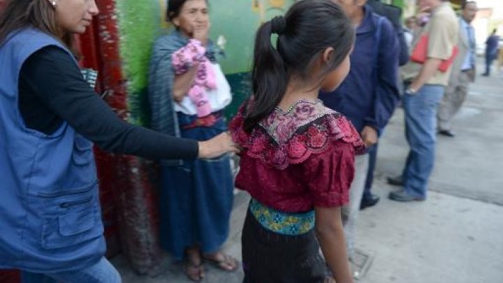 Một bé gái được nhà chức trách đưa đi sau khi được giải cứu khỏi nơi cô bé bị mạng lưới buôn người ở Guatemala bắt nhốt - Ảnh: AFP