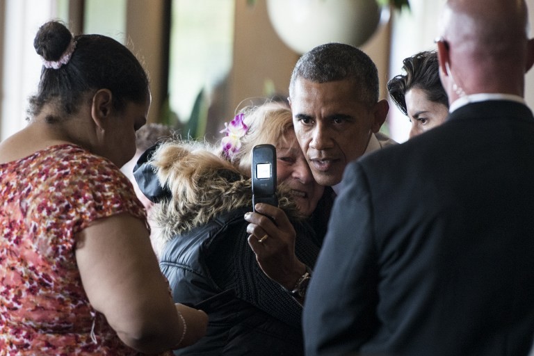 Tổng thống Mỹ Barack Obama chụp ảnh selfie trong một bữa tối tại Gregg's Restaurant and Pub hôm 31/10/2014 ở Provindence, Rhode Island (Mỹ).