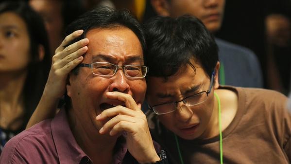 Thân nhân của các hành khách trên máy bay QZ8501 bật khóc khi biết hung tin.
