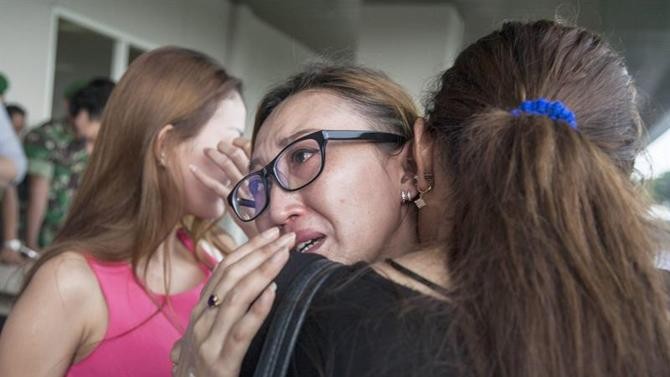 Thân nhân hành khách đau buồn trước vụ tai nạn QZ8501.