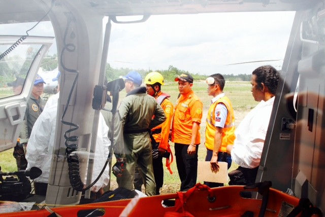 Lực lượng tìm kiếm cứu hộ Indonesia chuẩn bị trục vớt 3 thi thể được phát hiện sáng nay, 5/