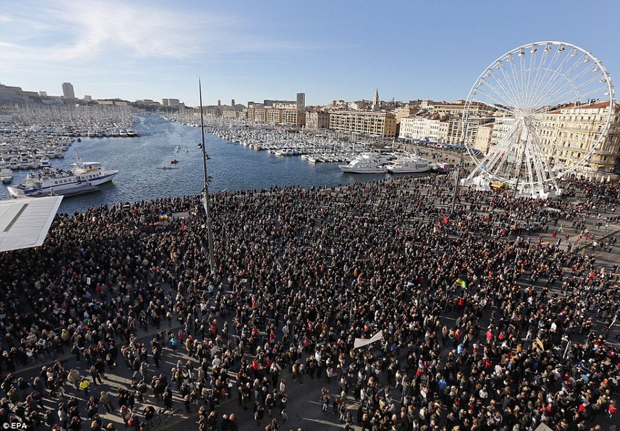 Tại Marseille (Pháp), hàng ngàn người diễu hành tưởng nhớ các nạn nhân của vụ thảm sát tòa báo Charlie Hebdo. 