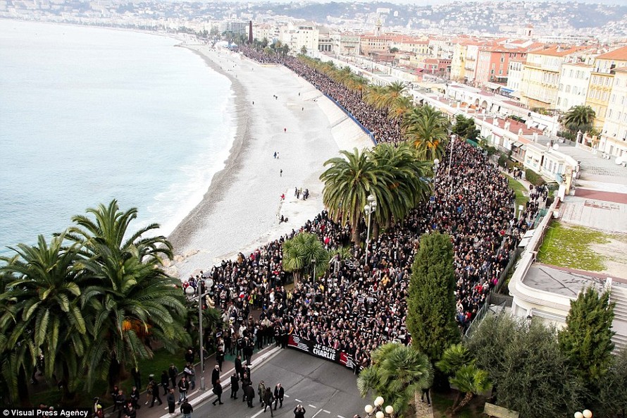 Biển người tuần hành ở thành phố Nice, Pháp hôm 10/1 để tưởng nhớ các nạn nhân hai vụ khủng bố vừa qua ở Pháp.