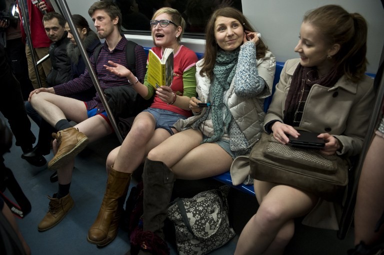Giới trẻ Romania thích thú hưởng ứng "No Pants Subway Ride"