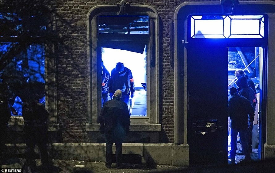 Lực lượng cảnh sát chống khủng bố Bỉ kiểm tra một căn hộ ở trung tâm thị trấn Verviers phía đông nước này, nơi 2 phần tử thánh chiến bị nghi chuẩn bị thực hiện các cuộc khủng bố quy mô lớn.