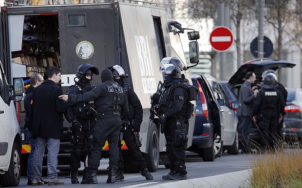 [ẢNH] Cảnh sát Pháp bao vây bưu điện, giải cứu con tin