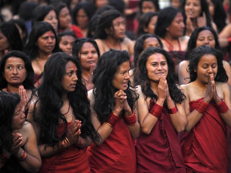 Các tín đồ Hindu người Nepal cầu nguyện trước khi tắm thánh ở sông Bagmati tại Đền Pashupatinath ở thủ đô Kathmandu, Nepal