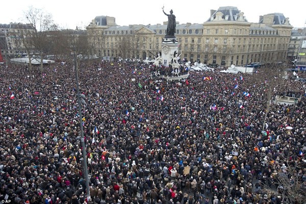 Biển người tuần hành phản đối khủng bố tại Pháp hôm 11/1 sau vụ xả súng vào tuần báo trào phúng Charlie Hedbo