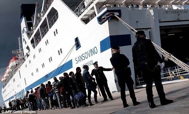 Cảng Lampedusa ở Italy, nơi thường xuyên "hứng chịu" làn sóng di cư từ Libya 