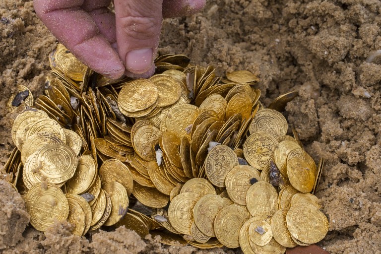 [ẢNH] Cận cảnh kho tiền vàng 1.000 năm tuổi có khắc chữ Ả Rập