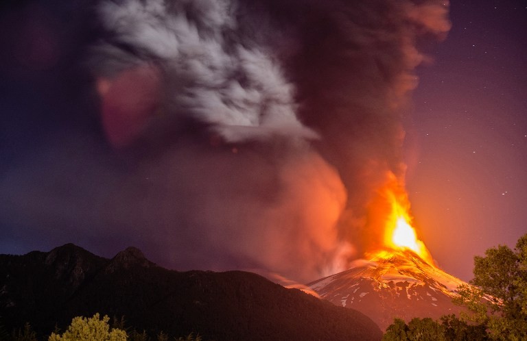 Núi lửa phun trào đỏ rực trời, hơn 3.000 người sơ tán
