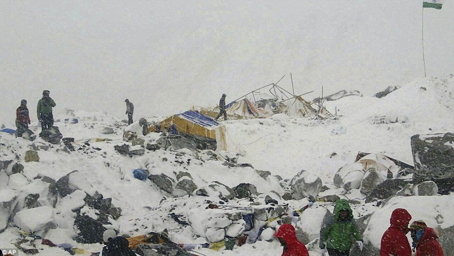 Khu vực lở tuyết trên đỉnh Everest khiến 18 nhà leo núi thiệt mạng. Ảnh Daily Mail