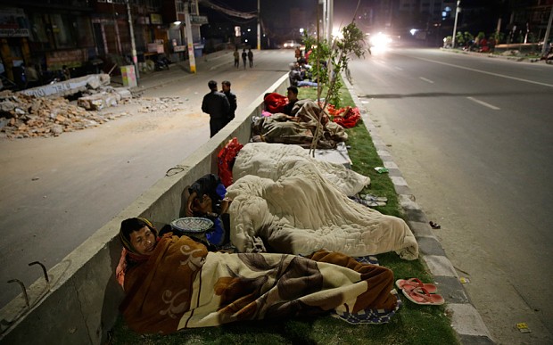 Nhiều người phải nằm ngoài đường ở Kathmandu, Nepal sau thảm họa động đất