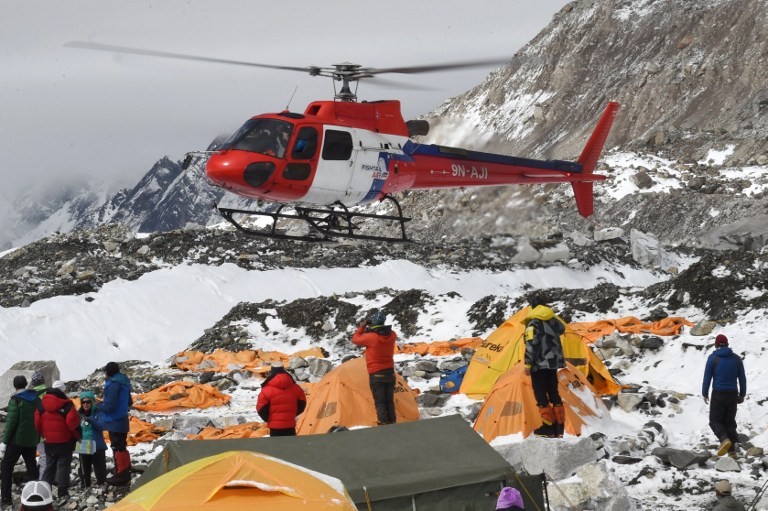 Máy bay trực thăng cứu hộ hàng trăm người đang bị mắc kẹt tại đỉnh Everest