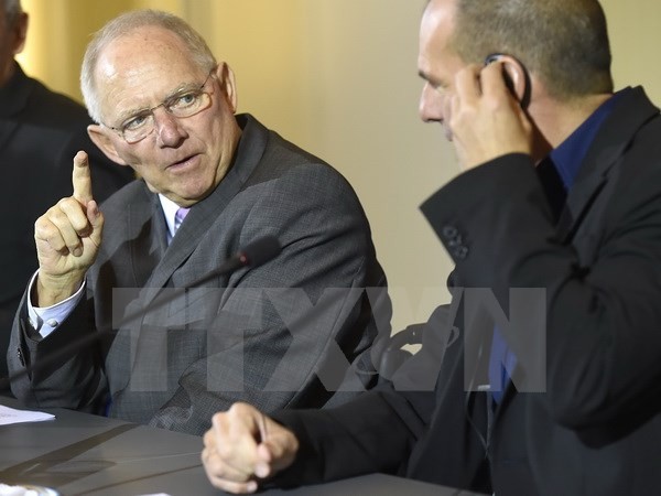 Bộ trưởng Tài chính Đức Wolfgang Schaeuble (trái) và người đồng cấp Hy Lạp Yanis Varoufakis trong cuộc gặp tại Berlin ngày 5/2. Ảnh: AFP/TTXVN