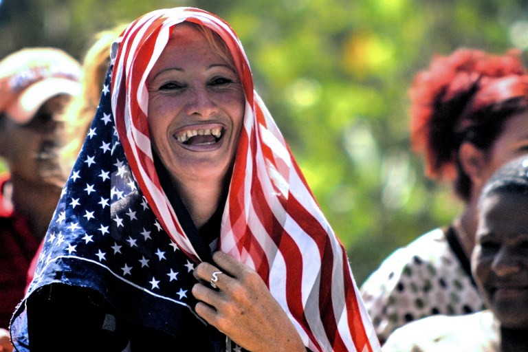 Một phụ nữ Cuba đội khăn hình lá cờ Mỹ trên đường phố Cuba