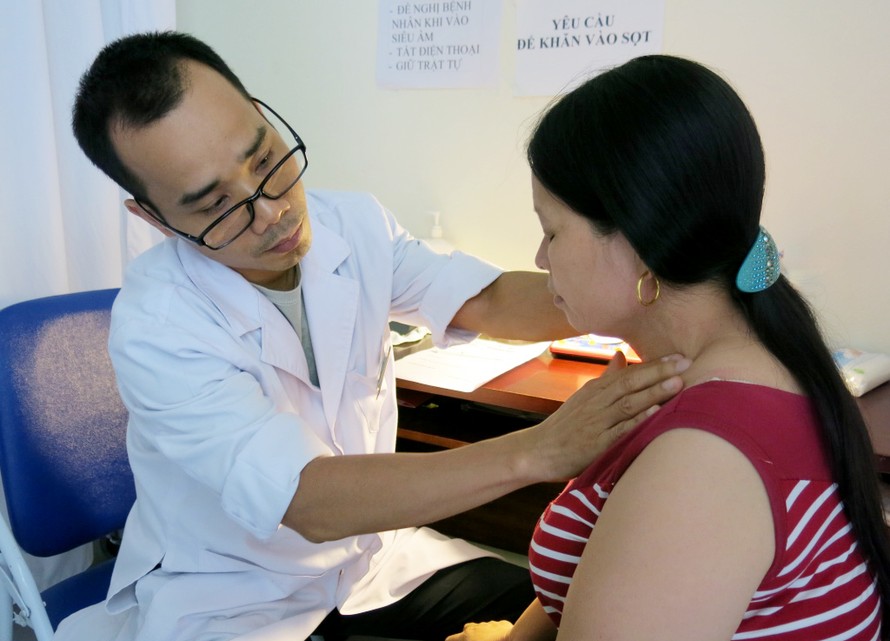 Bác sĩ Nguyễn Văn Tùng – Khoa Ung bướu – BVĐKQT Vinmec vẫn kiểm tra và tư vấn cho từng trường hợp hết sức kỹ càng