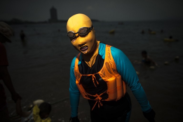Tại đây, người dân thường xuyên ra biển cùng mặt nạ bảo vệ da có tên Facekini, trùm kín đầu chỉ để lộ ra phần mắt, mồm và có chỗ khoét lỗ ở mũi để thở.