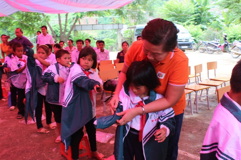 Bà Trương Thị Thanh, Giám đốc trách nhiệm xã hội FPT trao quà cho các em