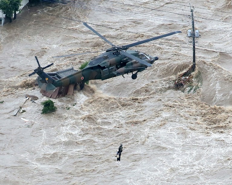 Trực thăng cứu hộ trong trận lụt ở tỉnh Ibaraki, Nhật Bản gợi nhớ đến đợt sóng thần năm 2011. Ảnh: Kyodo