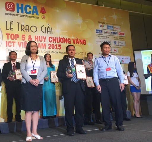 Anh Phan Quang Minh – Giám đốc truyền thông Tinhvan Group, Giám đốc chi nhánh Tinhvan HCM, đại diện công ty lên nhận giải thưởng
