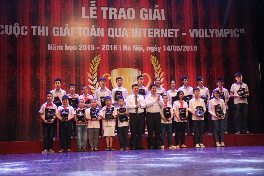 24 thí sinh đạt điểm số cao nhất thuộc 8 bảng thi đã được nhận mỗi em một chiếc máy tính bảng Samsung từ Tập đoàn FPT - đơn vị tổ chức cuộc thi