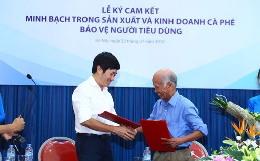 Tổng giám đốc Vinacfé Biên Hoà Nguyễn Tân Kỷ ký vào bản Cam kết minh bạch trong sản xuất và kinh doanh cà phê, bảo vệ người tiêu dùng chiều ngày 25/7.