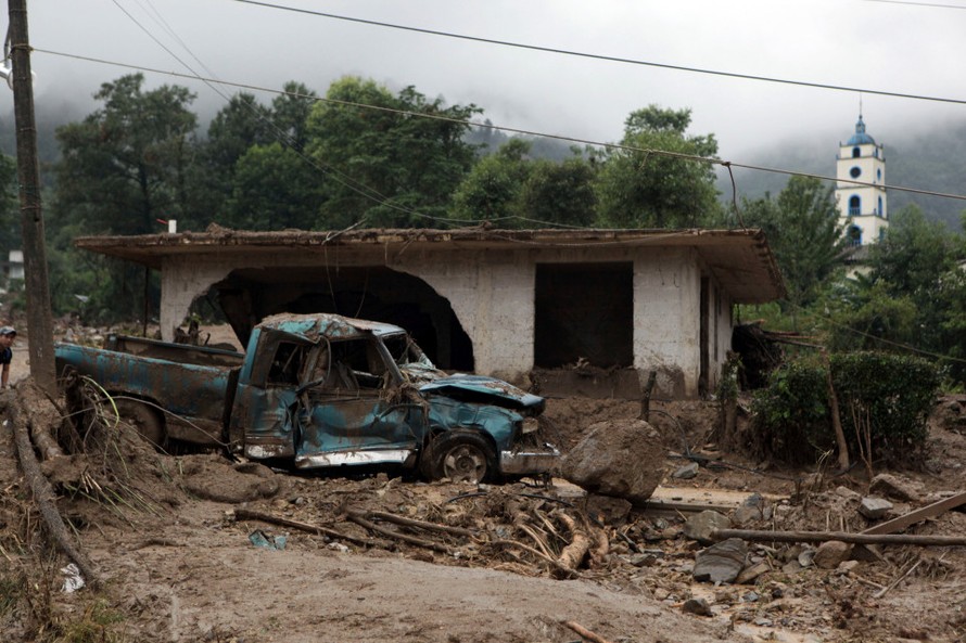 Mexico tan hoang kinh hoàng sau cơn bão khiến 38 người thiệt mạng