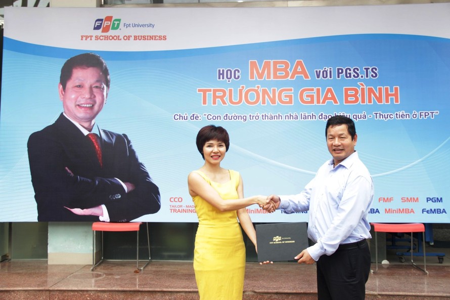 Chủ tịch Tập đoàn FPT Trương Gia Bình trực tiếp trao học bổng và giảng dạy buổi đầu tiên về kỹ năng Lãnh đạo cho học viên thạc sỹ Quản trị Kinh doanh FeMBA