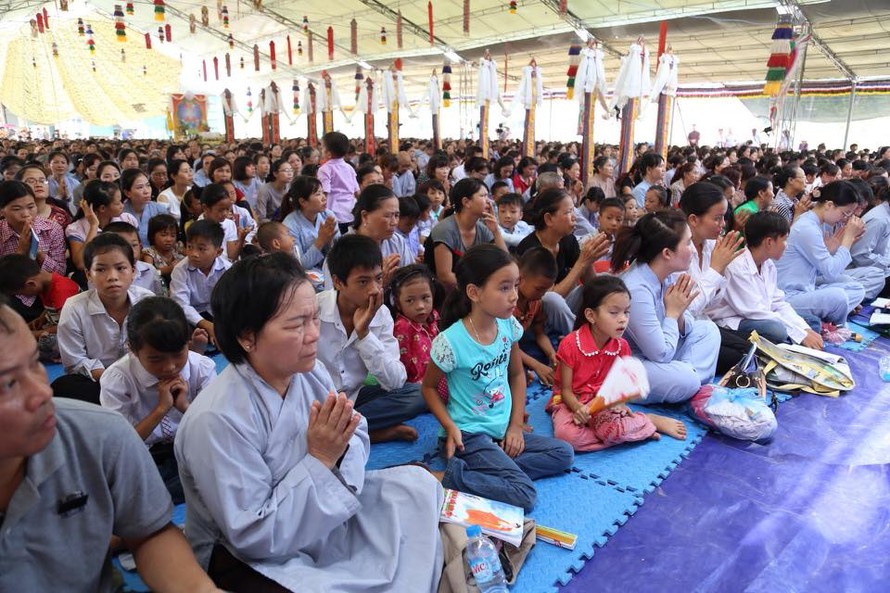 Người lớn trẻ nhỏ dự lễ cầu siêu thai nhi tại Đại Bảo tháp Mandala Tây Thiên