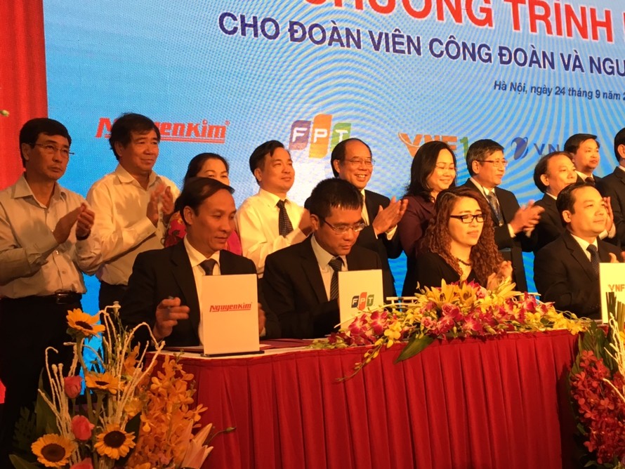 Ông Dương Dũng Triều, Phó Tổng giám FPT ký thoả thuận hợp tác Liên đoàn Lao động Việt Nam