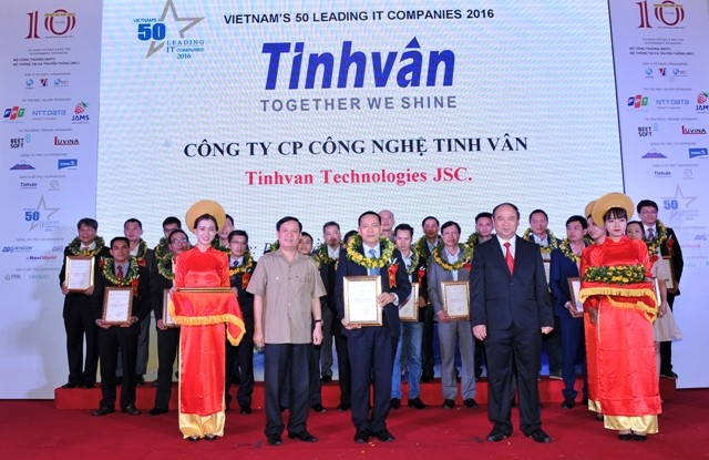 Ông Phan Quang Minh (giữa) – Giám đốc truyền thông kiêm Giám đốc Chi nhánh Tinh Vân TP. Hồ Chí Minh nhận bằng khen Top 50 Doanh nghiệp CNTT hàng đầu Việt Nam