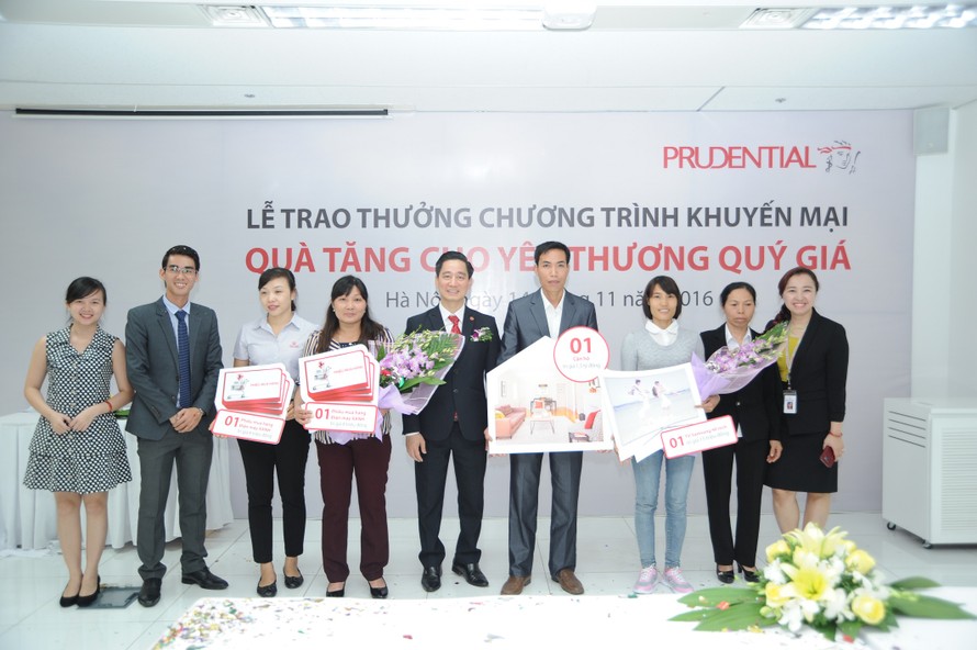 Prudential Vietnam trao tặng các giải Nhất, Nhì, Ba cho khách hàng