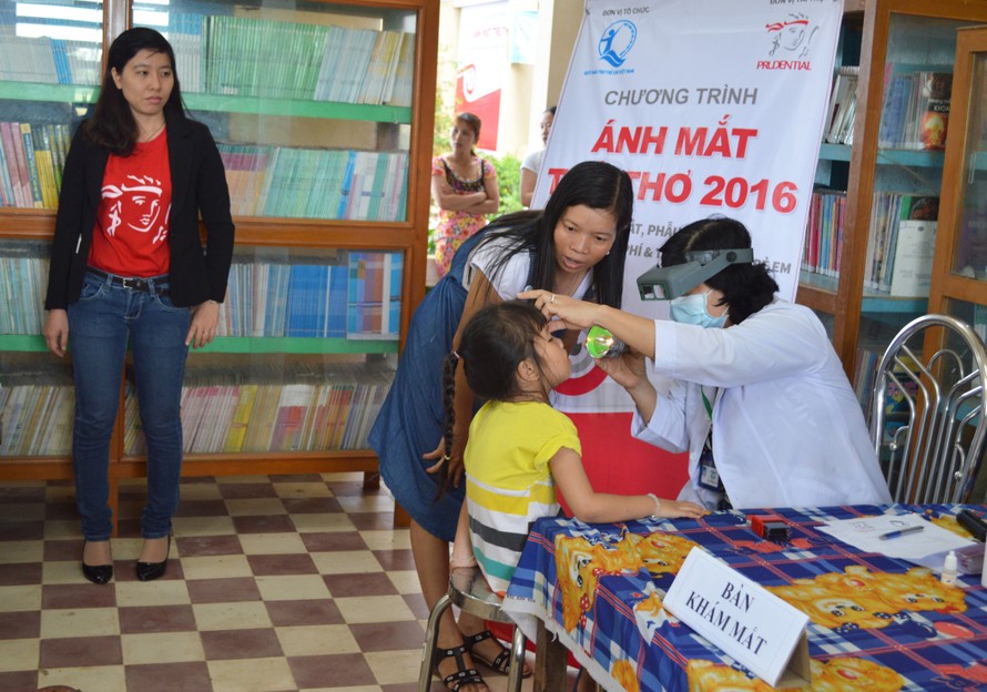 Trẻ em được khám, chăm sóc mắt miễn phí tại An Giang