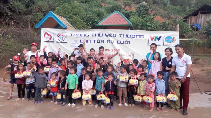Mang “Trung thu yêu thương” đến với học sinh nghèo Lào Cai